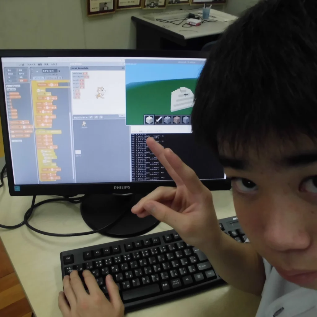 1年生の情報技術コースの実習では、Raspberry PiとScratchを活用し、Minecraftの世界をプログラムでコントロールする実習に取り組んでいます。